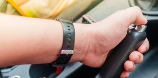 Как правильно пользоваться кнопкой на рычаге ручника