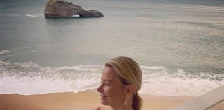 Юлия Высоцкая станцевала зажигательный танец в коротких шортах и топе на улицах Москвы