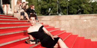 Фут-фетишисты ликуйте – Ирина Горбачева повторила выходку Кристен Стюарт, сняв туфли на красной дорожке