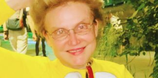 Елена Малышева прошла больше 10 километров босиком