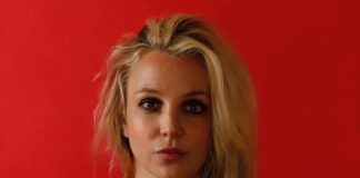 Бритни Спирс продемонстрировала стройную фигуру в купальнике