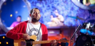 Семён Слепаков на фоне люксового авто пошутил про большие зарплаты врачей