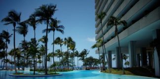 Женщина искупалась в бассейне на испанском курорте и умерла