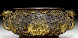 Семья из Германии хранила мячи в уникальной вазе китайского императора