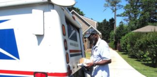 Все жители города собрались для того, чтобы отпраздновать уход почтальона на пенсию