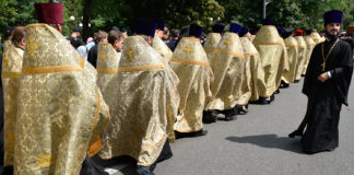 Сторонники «новой церкви» пытались выселить батюшку из дома