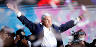 Президент Мексики заявил, что не протягивает Трампу кулак