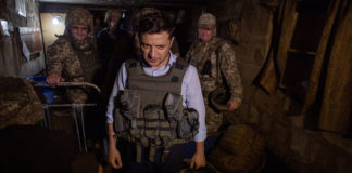 Празднует: зачем Зеленский поехал в Донбасс