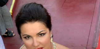 47-летняя Анна Нетребко вышла на сцену в платье с экстремальным декольте