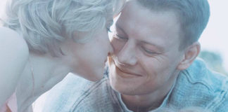 Звезда «Кухни» Анна Бегунова опубликовала видео, как их с Сергеем Лавыгиным сын играет с ее молодым мужем