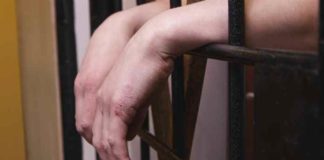 Ударившего полицейского на спор подростка задержали в Москве