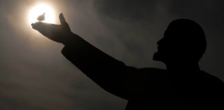 Пьяный россиянин «обругал» памятник Ленину