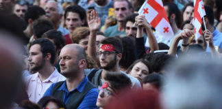 В Тбилиси возобновились протесты