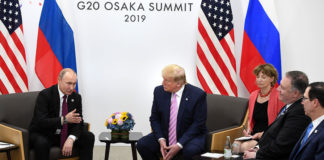 Порошенко возмутился встречей Путина и Трампа