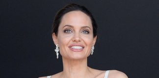 Фотосессия и прогулка с крестной мамой: Анджелина Джоли проводит время в Париже