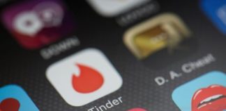Поиск любви в Tinder обернулся для студентки головокружительной карьерой в порно