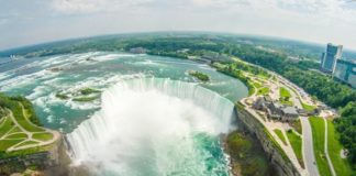 Мужчина прыгнул в Ниагарский водопад и уцелел