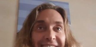 Тарзан восхитил поклонниц новым фото в красных плавках