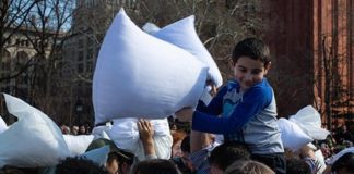 Нестиранные подушки разожгли вражду в сети