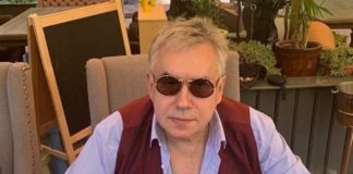 55-летняя Кортни Кокс показала фигуру в купальнике