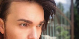 Ким Кардашян показала, что делать с солнечными ожогами в зоне декольте