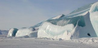 Замерзшие волны в Антарктиде: яркие фото, захватывающие дух