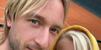 Плющенко и Рудковская путешествуют по Средиземному морю на огромной яхте