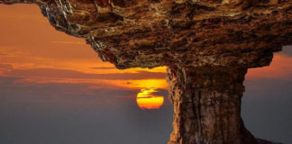 Гигантский камень насмерть придавил загорающего на пляже в Великобритании