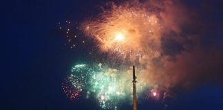 В Москве запустили салют в честь 75-ой годовщины освобождения Вильнюса