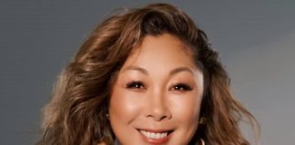 48-летняя Анита Цой поработала уборщицей в фуд-корте