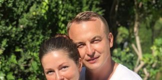 Нюша поделилась забавным видео, где они с мужем выпрыгивают из бассейна