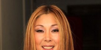 Анита Цой появилась на красной дорожке фестиваля «Жара» в инвалидном кресле