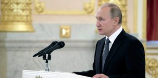 Путин посмертно наградил подводников, погибших в Баренцевом море