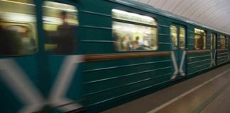 Мужчина выжил после падения на рельсы в московском метро