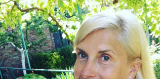 56-летняя Алена Свиридова поделилась пляжным видео с отдыха в Керчи