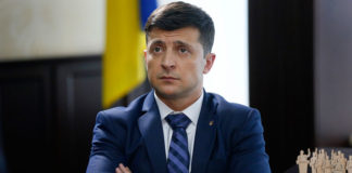 Пользователей соцсетей умилил Зеленский в подсолнухах