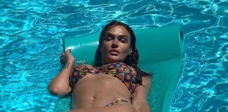 Алена Водонаева показала, как плавает в бассейне в компании сына