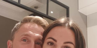 Оскар Кучера показал, как его жена кормит новорожденного сына грудью