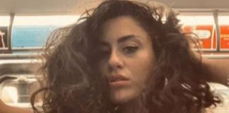 Девушка сделала секс-фото в переполненном вагоне метро и прославилась (ВИДЕО)