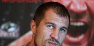 Боксера Ковалева сняли с рейса из-за обвинения в домогательствах