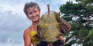 Девушка в бикини выловила огромного сома голыми руками
