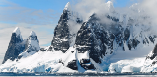 Гренландия тает на глазах: всего за один день растаяло 11 миллиардов тонн льда