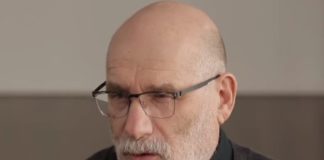 Писатель Акунин назвал крымский референдум «странным»