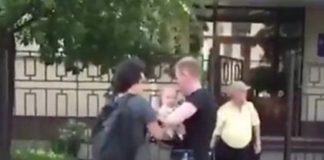 Прокуратура потребовала забрать сына у вышедшей с ним на митинг в Москве пары