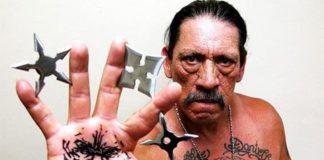 В США актер Дэнни Трехо помог спасти ребенка из машины попавшей в ДТП