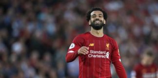 Желавший сфотографироваться с Салахом мальчик разбил нос о фонарный столб