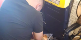 Пьяный турист попытался открыть аварийный выход и загадил салон самолета