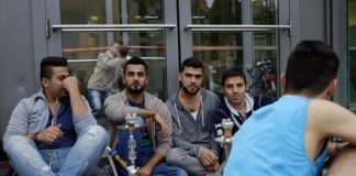 Германия начнет депортировать беженцев за поездки на родину