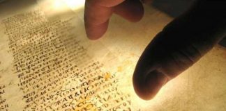 Физики расшифровали невидимые знаки на древнеегипетском папирусе