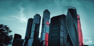 Плакаты с QR-кодами маршрутов портала «Узнай Москву» начали размещать в парках российской столицы